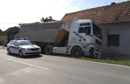 Traktorist ozlijeđen u sudaru s kamionom, skoro udarili u kuće