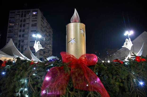 FOTO Blagdanska atmosfera na paljenju druge adventske svijeće u Slavonskom Brodu