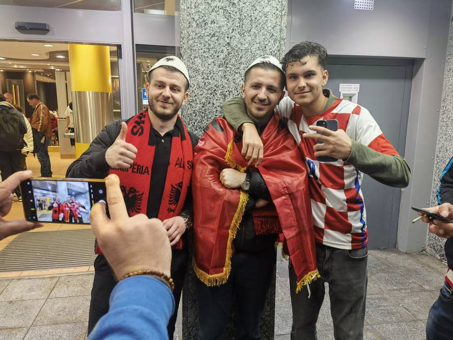 VIDEO Luda navijačka atmosfera u Hamburgu. Hrvati i Albanci zajedno slave: 'Brat uz brata...'