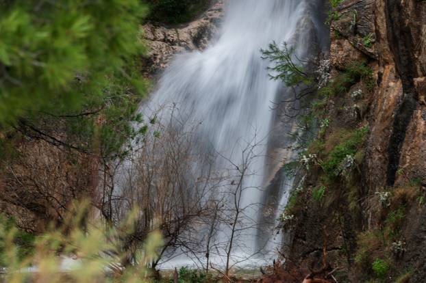 Makarska: Zbog obilnih kiša na plaži Nugal ponovno se pojavio slap