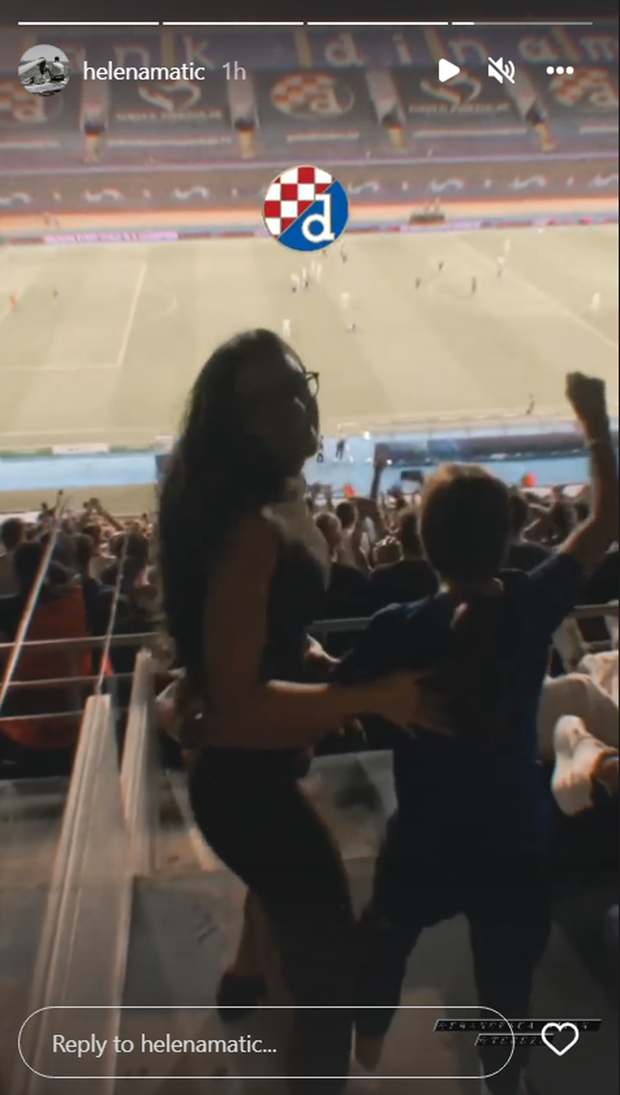Livakovićeva Helena strastveno navijala na tribinama, a nakon pobjede dotrčala mu u zagrljaj
