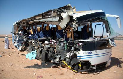 Autobus pun učenica odnijela je bujica, poginulo 15 ljudi