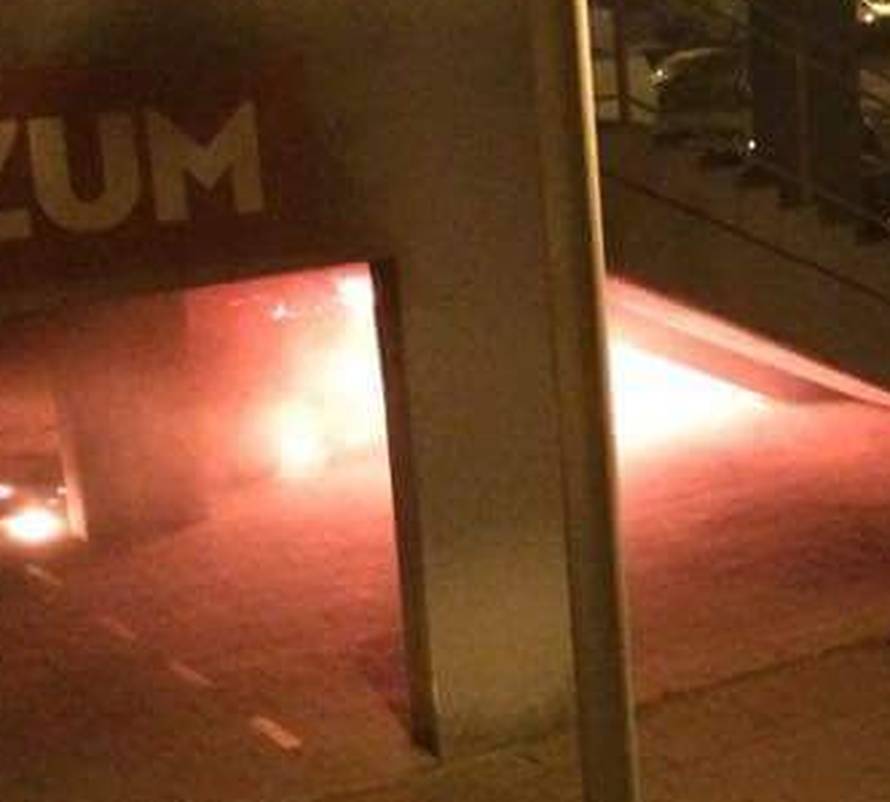 Zagreb: Usred noći planuo auto ispod stuba u Novom Jelkovcu