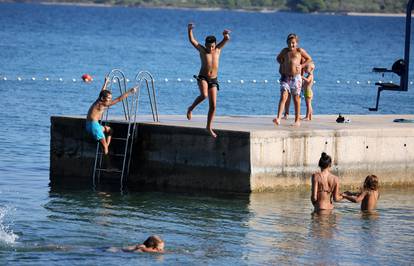 Posljednji trzaji sezone: Plaža u Vodicama puna kao usred ljeta