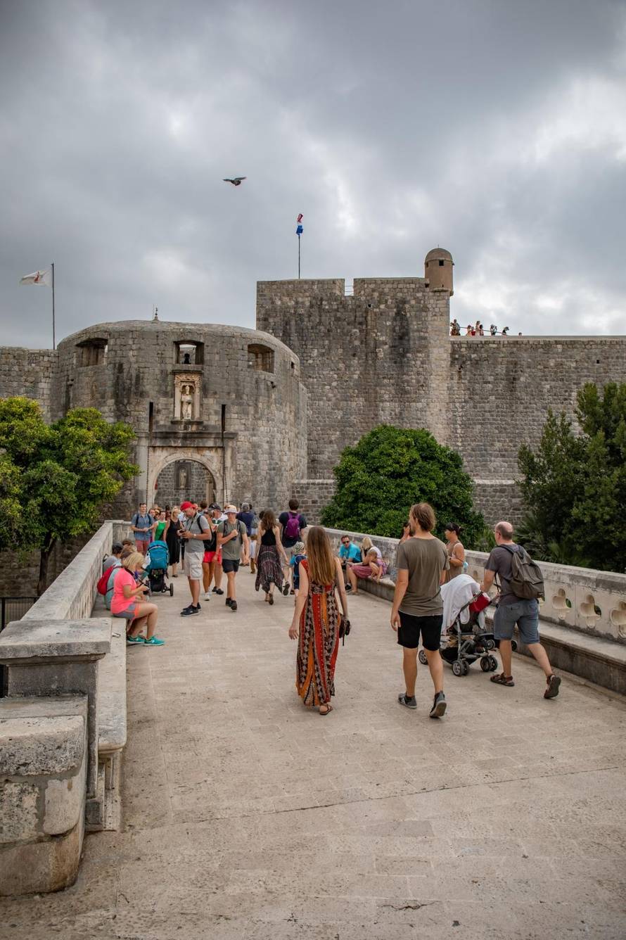 Dubrovnik: Kiša nije omela brojne turiste u razgledavanju grada