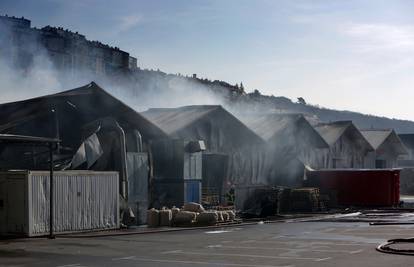 Pogledajte to zgarište u Rijeci: Još se dimi iz krova skladišta