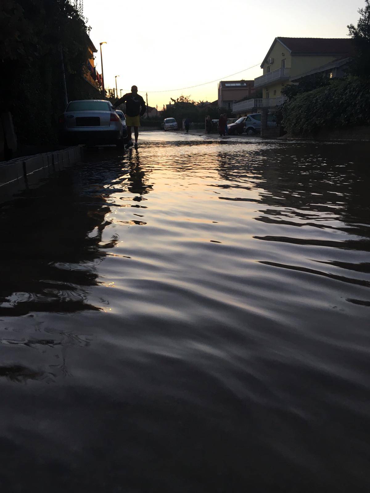 Pukla cijev i izazvala poplavu: Ljudi spašavali podrume i aute