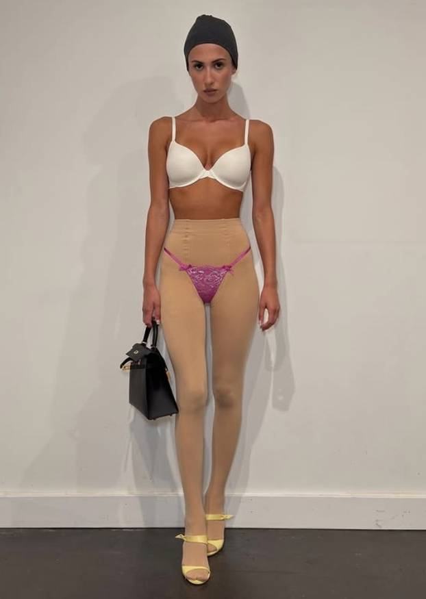 FOTO Sestra Biance Censori sve više nalikuje na nju: Objavila bizarne golišave fotografije!