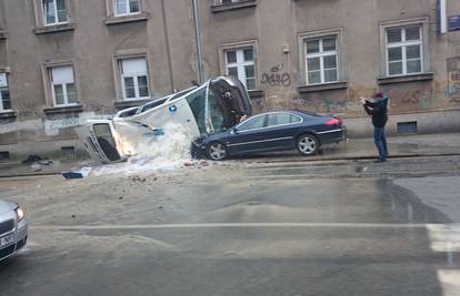 Prevrnuo se policijski kombi u Vlaškoj, četvorica ozlijeđena