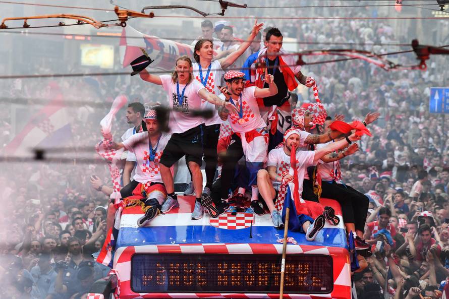 Diljem Frankopanske ulice okupljeni graÄani pozdravljaju Vatrene