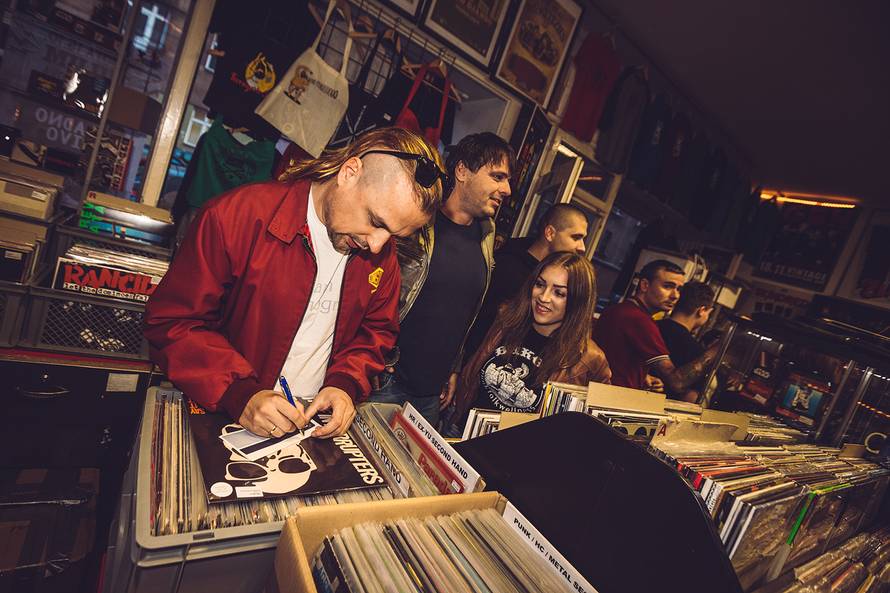 200 fanova Piva, Brkova i Šanka na kvartovskom tulumu