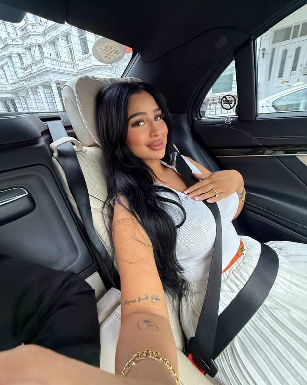 FOTO Zbog supruga je prešla na islam, a optužili su ju da zbog njene 'magije' on ne igra za BiH