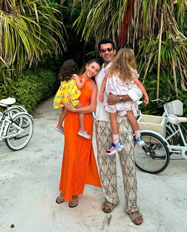 Sjećate li se osvetnika Ezela? Poznati glumac ljubi 13 godina mlađu poznatu glumicu...