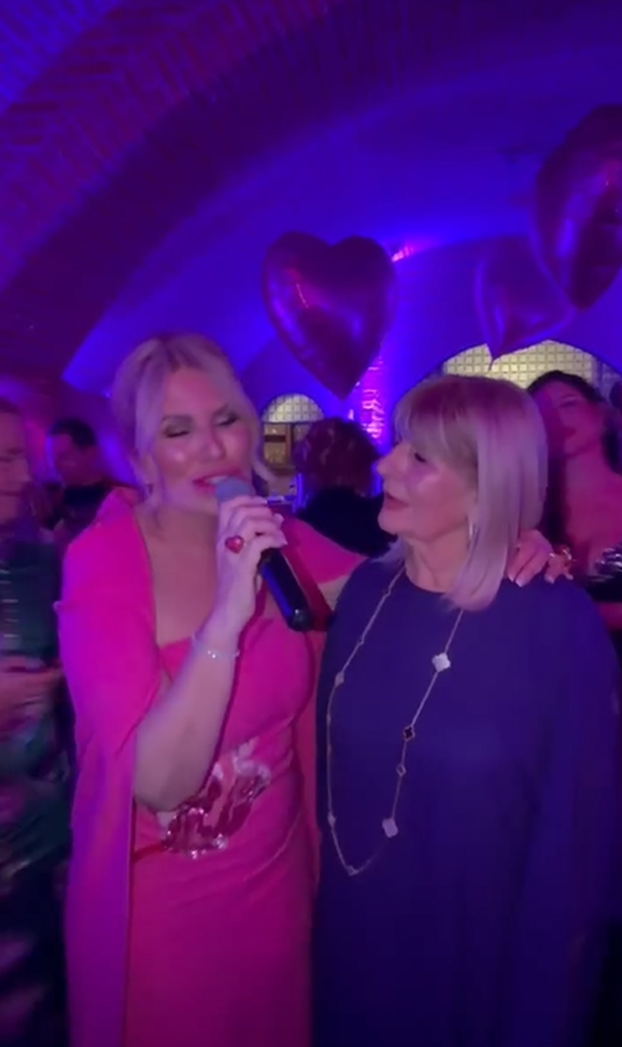 FOTO Ovako je Iva Todorić uzela mikrofon i pjevala mami Vesni