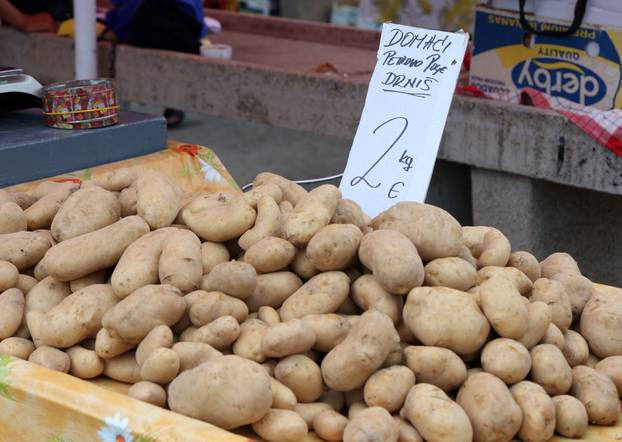 Šibenik: Ponuda vo?a i povr?a na šibenskoj tržnici