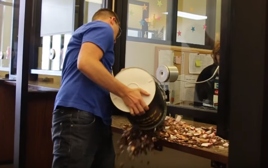 Kaznu za prebrzu vožnju platio je s dvije kante pune -  'žutih'