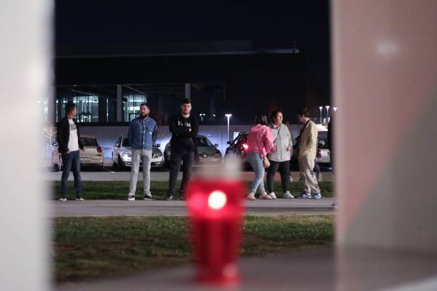 Osijek: Građani dolaze zapaliti svijeće ispred Opus Arene 