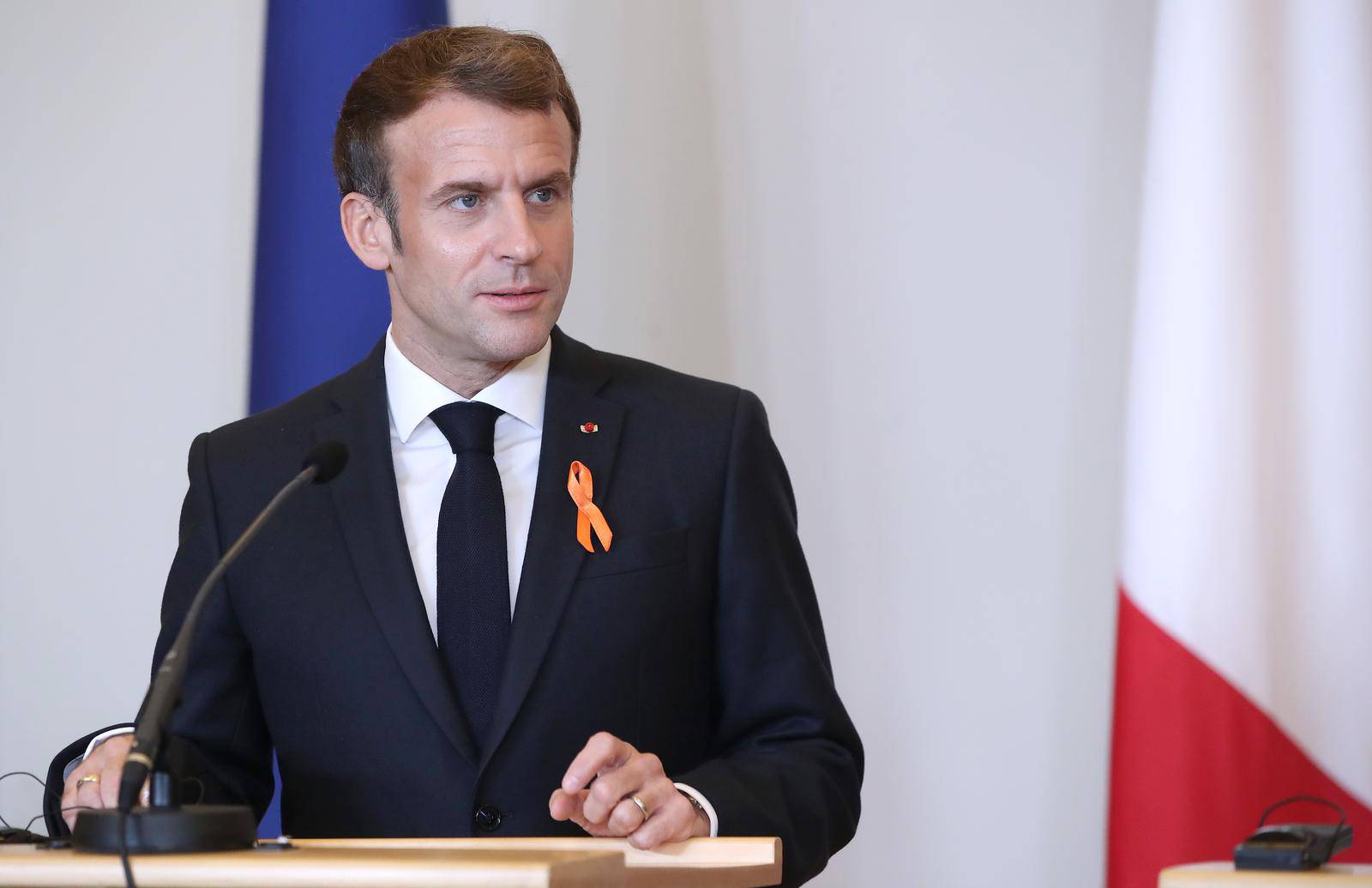 Emmanuel Macron tijekom posjeta Hrvatskoj nosio je narančastu vrpcu povodom Dana borbe protiv nasilja nad ženama