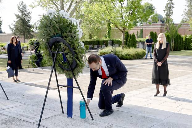 Zagreb: Toma&scaron;evi&cacute; polozilo vijenac kod grobnice narodnih heroja