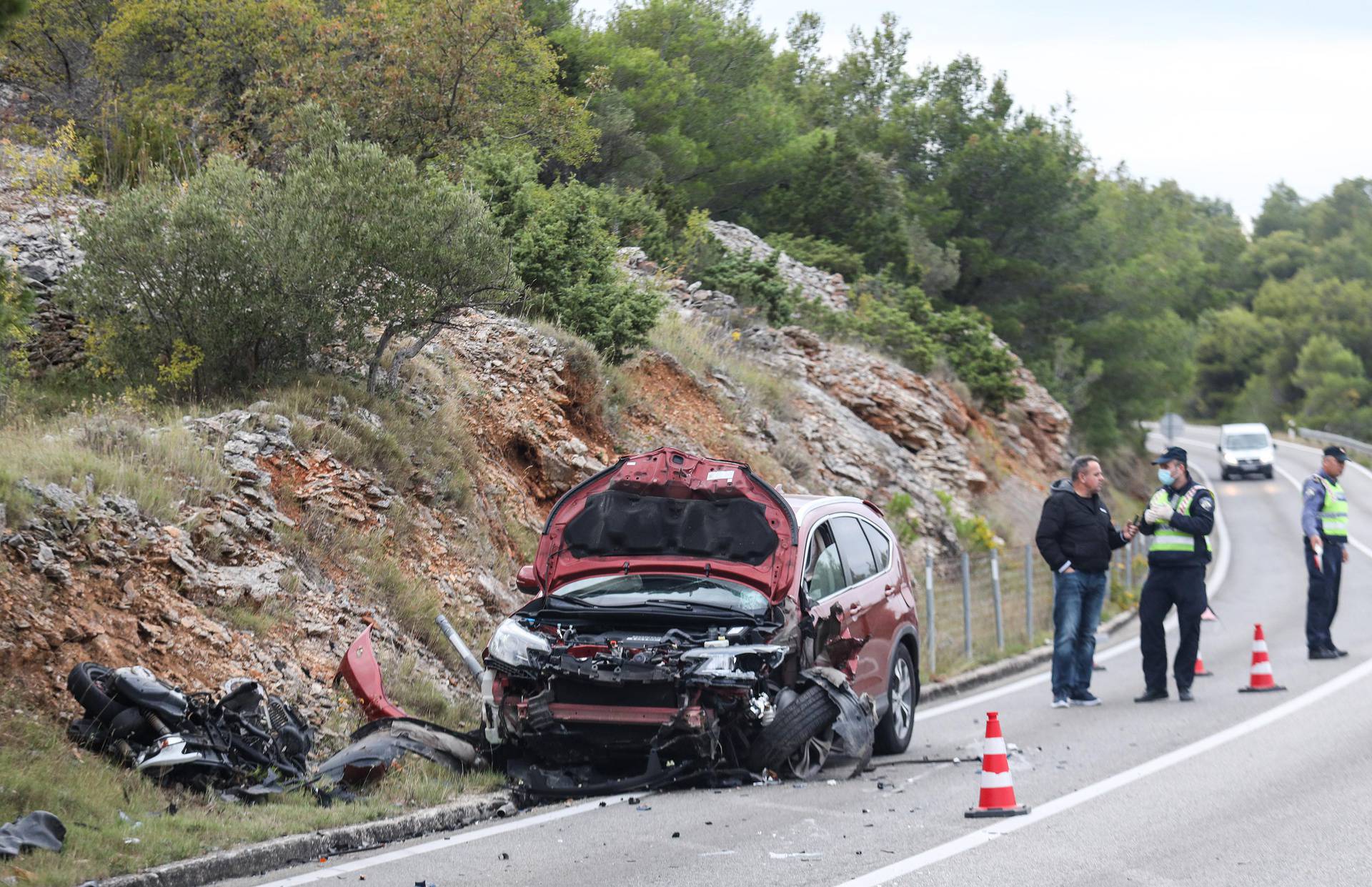 Teška prometna nesreća na Murteru: U sudaru dva auta i motocikla jedan poginuli