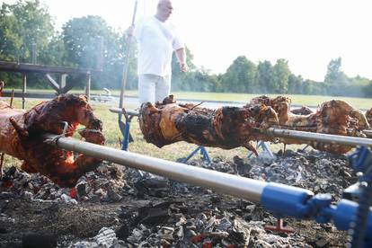 FOTO Evo kako su se pripremali za Veliku Gospu u Stenjevcu