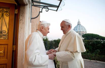Papa Franjo: 'Molite za mene' Papa Benedikt: 'Uvijek, uvijek!'