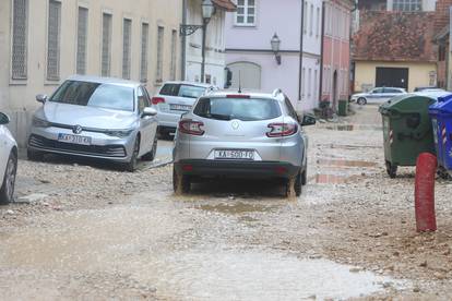 FOTO Blatnjave lokve po centru Karlovca: Kiša napunila ulice na Zvijezdi na kojoj traju radovi