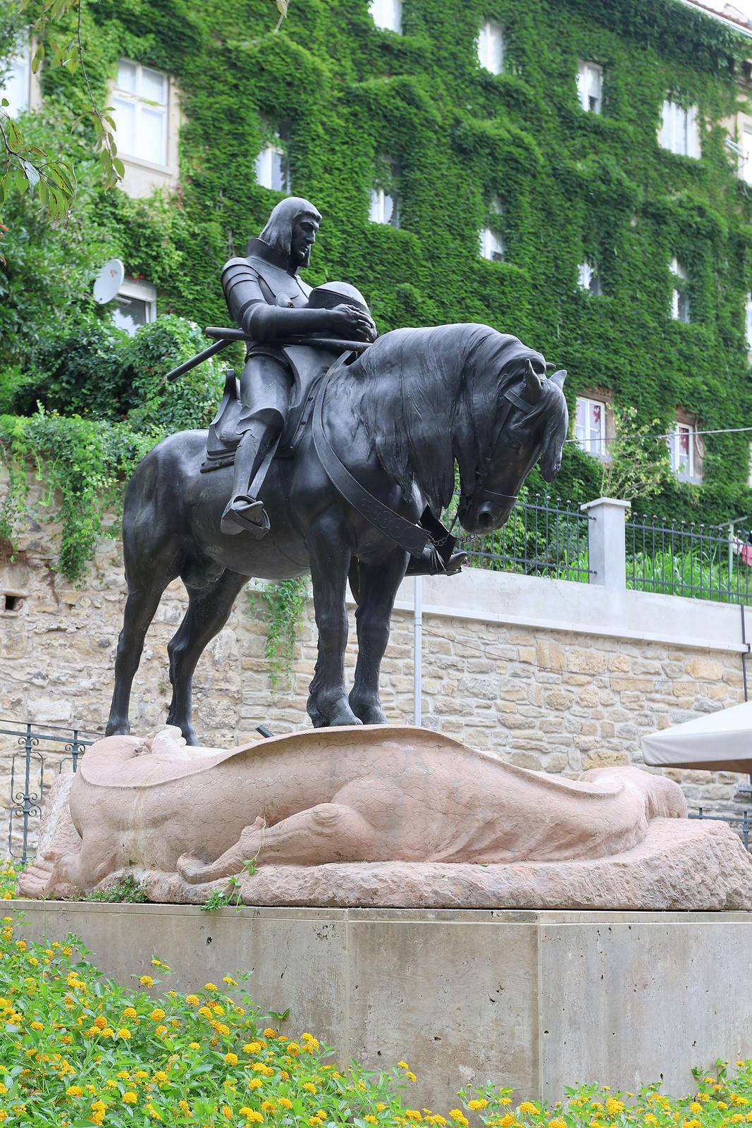 Zagreb: Slomljeno koplje na spomeniku Svetom Jurju