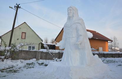 Kraj crkve napravili snježnog Isusa: Svi u selu su oduševljeni
