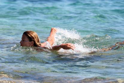 FOTO 'Vrući' kadrovi s Hvara: 'Pipi djevojka' s prijateljicama mamila poglede na plaži 2010.