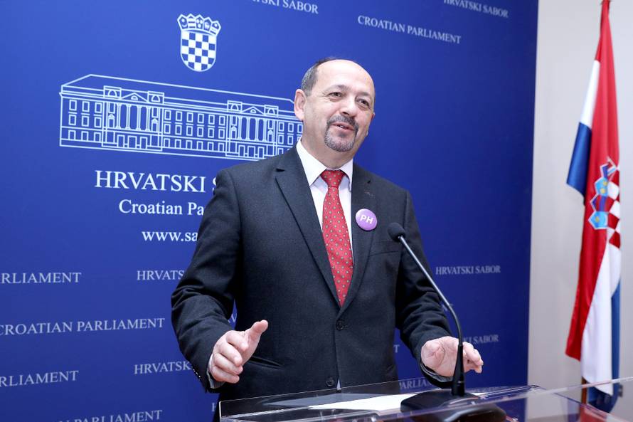 Zagreb: Ivan LovrinoviÄ tvrdi da u proraÄunu ima novca za plaÄe