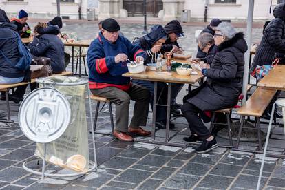 Osijek: Podjela fiš paprikaša građanima na Tvrđi