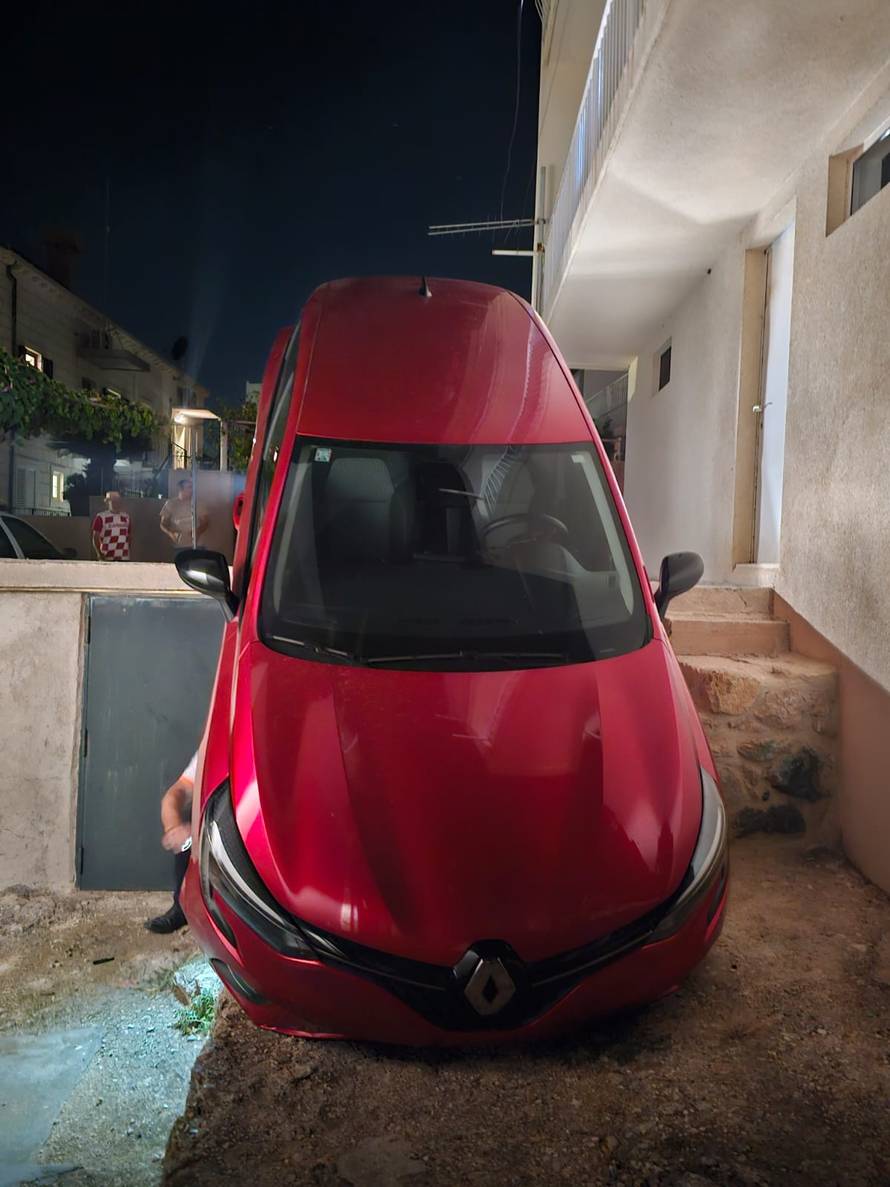 Please, turn left: 'Žena je rekla da ih je navigacija u Dubrovniku odvela ravno niz - stepenice!'