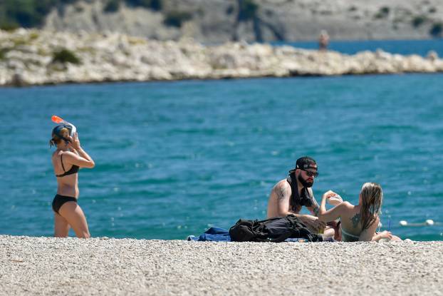Malobrojni gosti odmaraju se na plaži Zrče