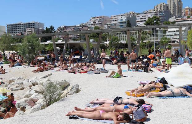 Splićani i turisti osvježenje potražili na Žnjanu