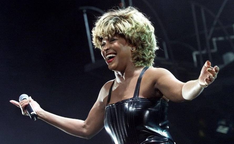 FILE PHOTO: Singer Tina Turner acknowledges applause after performing on the closing night of her "Twenty Four Seven" concert tour, at the Arrowhead Pond arena in Anaheim, California