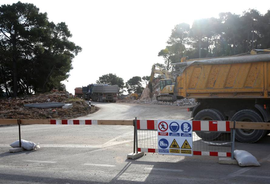 Bagerom prešao preko zaostale mine: Oštećeno je šest auta...