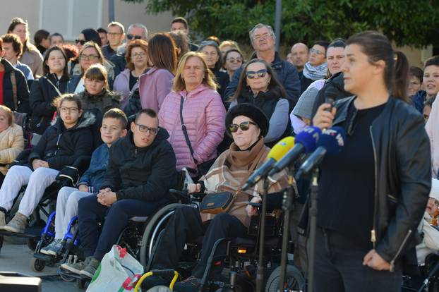 Knin: Prosvjed roditelja zbog ukidanja pomo?nika u nastavi 