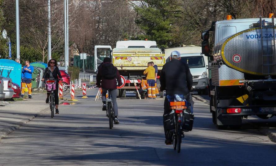 Zagreb: Puknuće cijevi u Ružmarinkovoj ulici