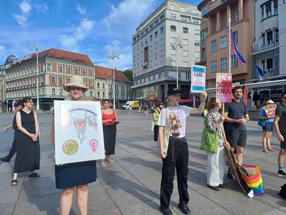 FOTO/VIDEO Klečavci molili na jednoj strani Trga bana Jelačića, na drugoj prosvjednici bubnjali