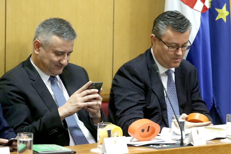 HNS-ovci poklonili budilice i poručili Vladi da se probudi