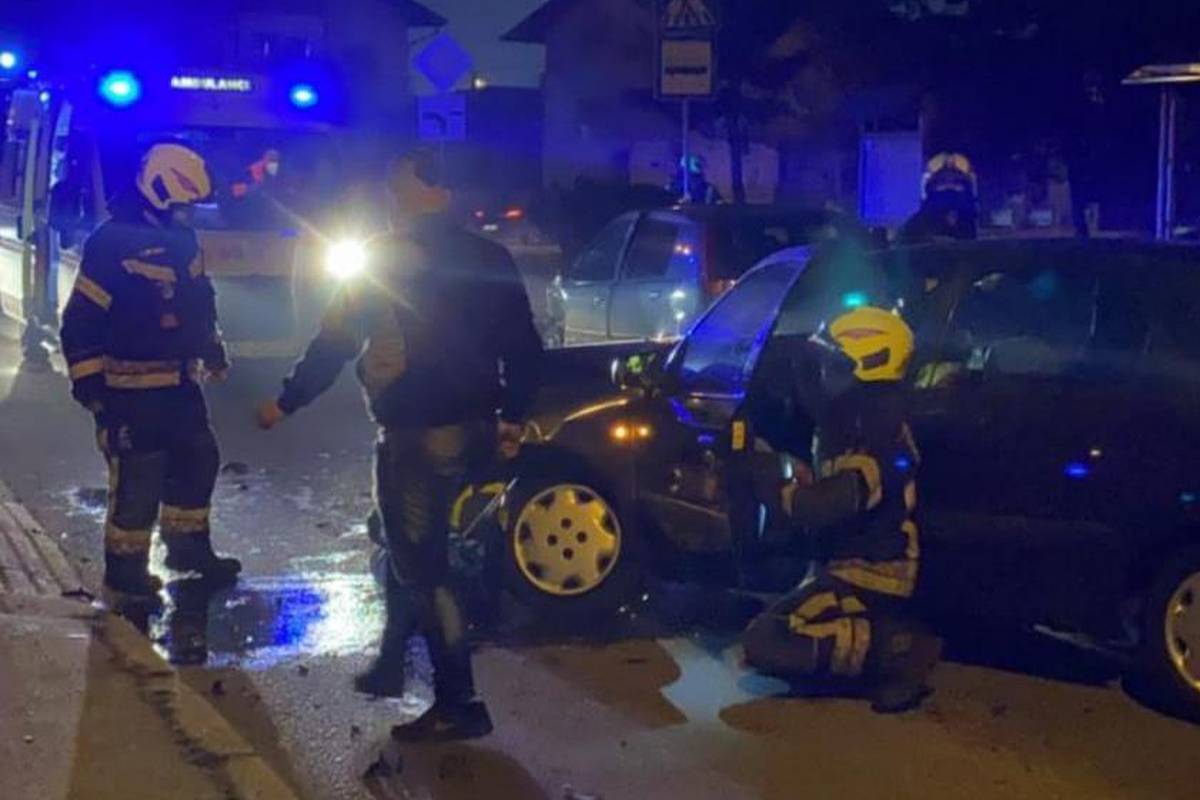 Sudar u Zagrebu: Vatrogasci izvlačili ozlijeđenog iz auta