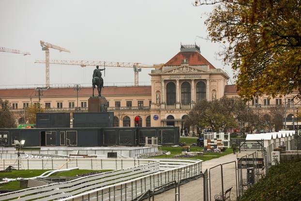 Zagreb: Postavljanje adventskih kućica na Trgu kralja Tomislava