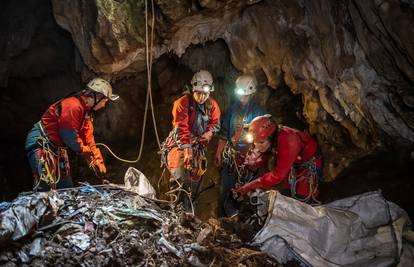 Speleolozi iz šest  jama i špilja diljem Hrvatske izvukli su čak 25 kubika kućanskog otpada