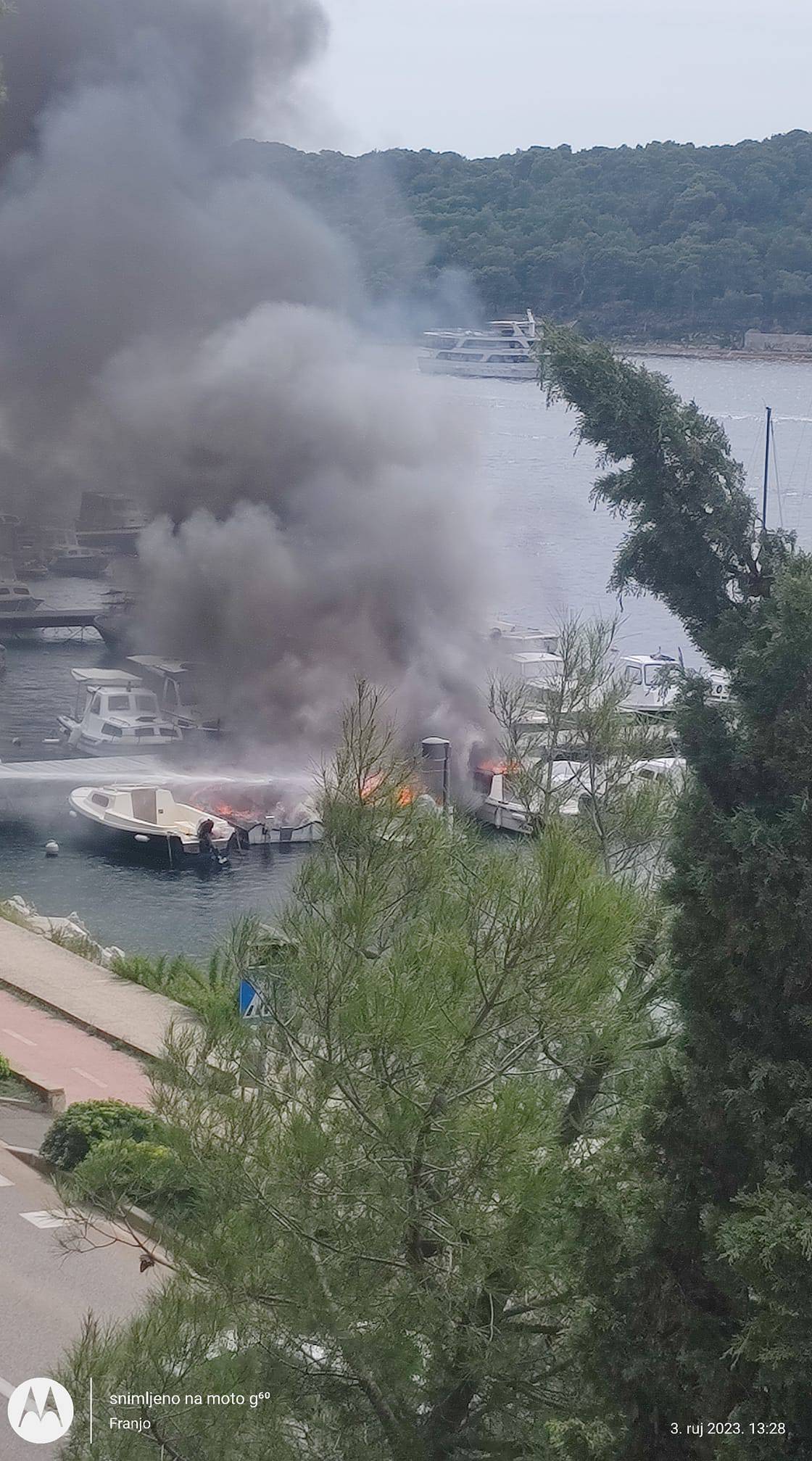 FOTO U Malom Lošinju gorjelo pet brodica, jedan čovjek u  požaru je zadobio opekline