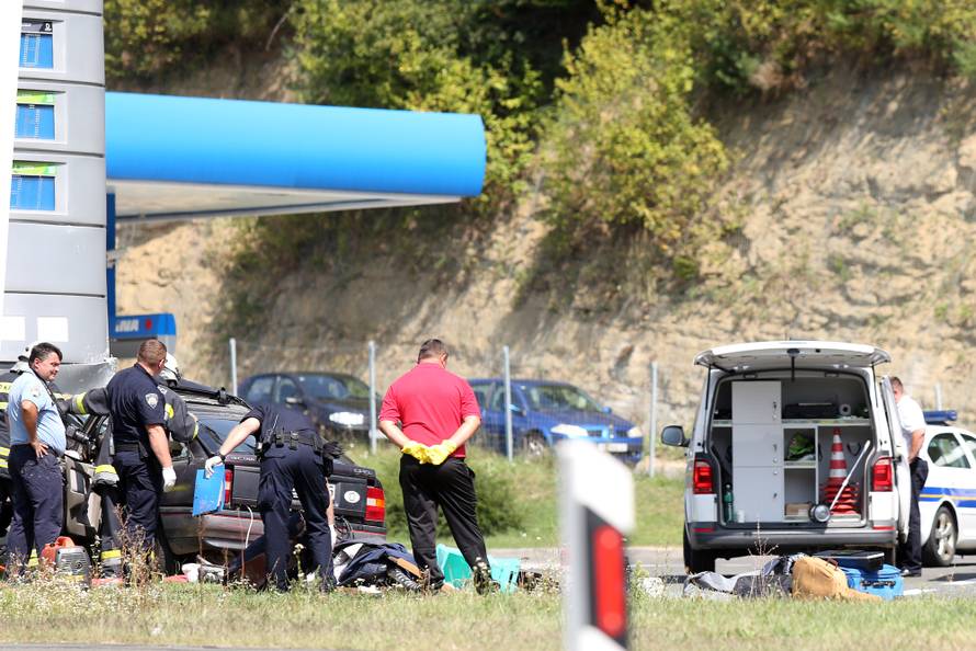 Vozač poginuo na mjestu: Auto izletio s ceste i zabio se u stup