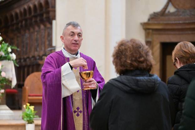 24sata Mnogobrojni hodo&ccaron;asnici pohodili su grad Assisi povodom obljetnice smrti Franje Asi&scaron;kog