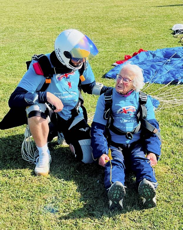 102-year-old becomes Britain's oldest sky-diver