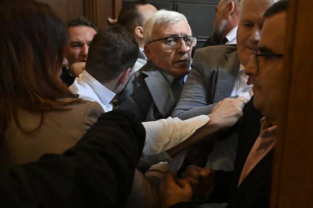 Beograd: Tučnjava u parlamentu, predstavnici opozicije pokušali spriječiti održavanja kolegija