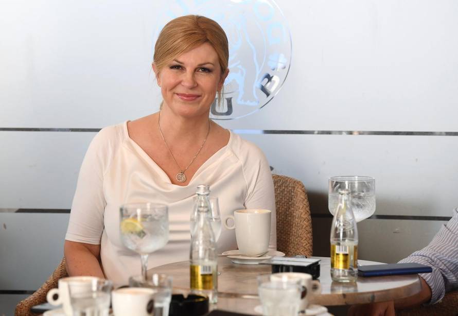 Zagreb: Bivša predsjednica Kolinda Grabar-Kitarović u društvu na kavi
